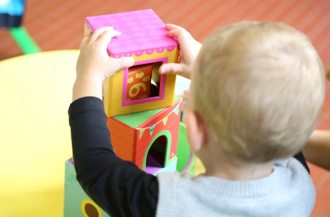 Image de l'article Les jouets en crèche : ce qu’il faut choisir et éviter pour le bien-être des tout-petits